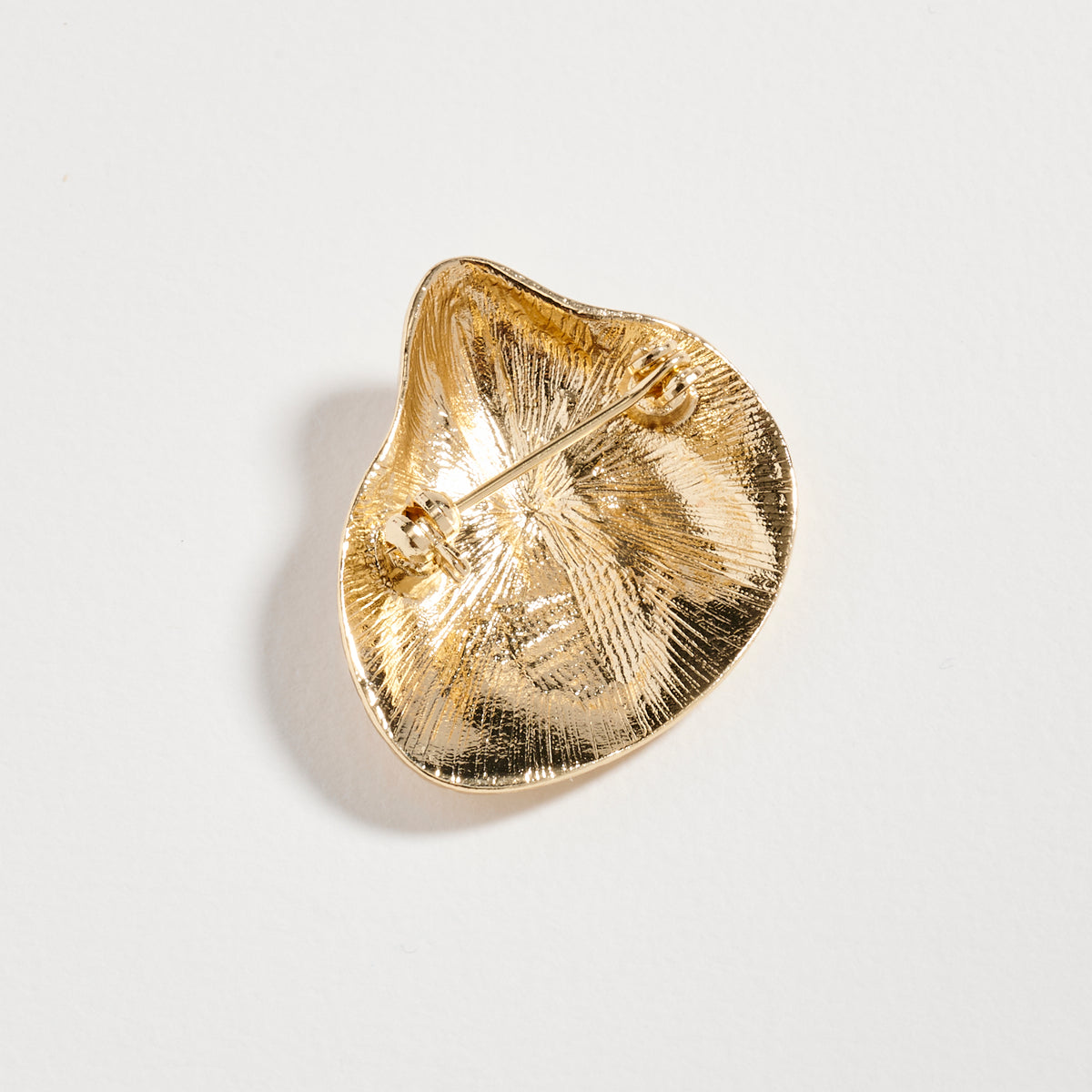 Gold Tone Clamshell Brooch with Pearl Enamel Detail – Elegant Coastal Statement Pin