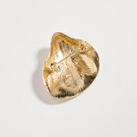 Gold Tone Clamshell Brooch with Pearl Enamel Detail – Elegant Coastal Statement Pin