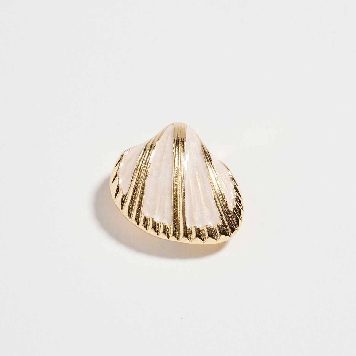 Gold Tone Clamshell Brooch with Pearl Enamel Detail – Elegant Coastal Statement Pin