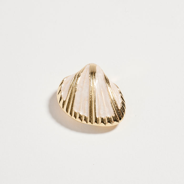 Gold Tone Clamshell Brooch with Pearl Enamel Detail – Elegant Coastal Statement Pin