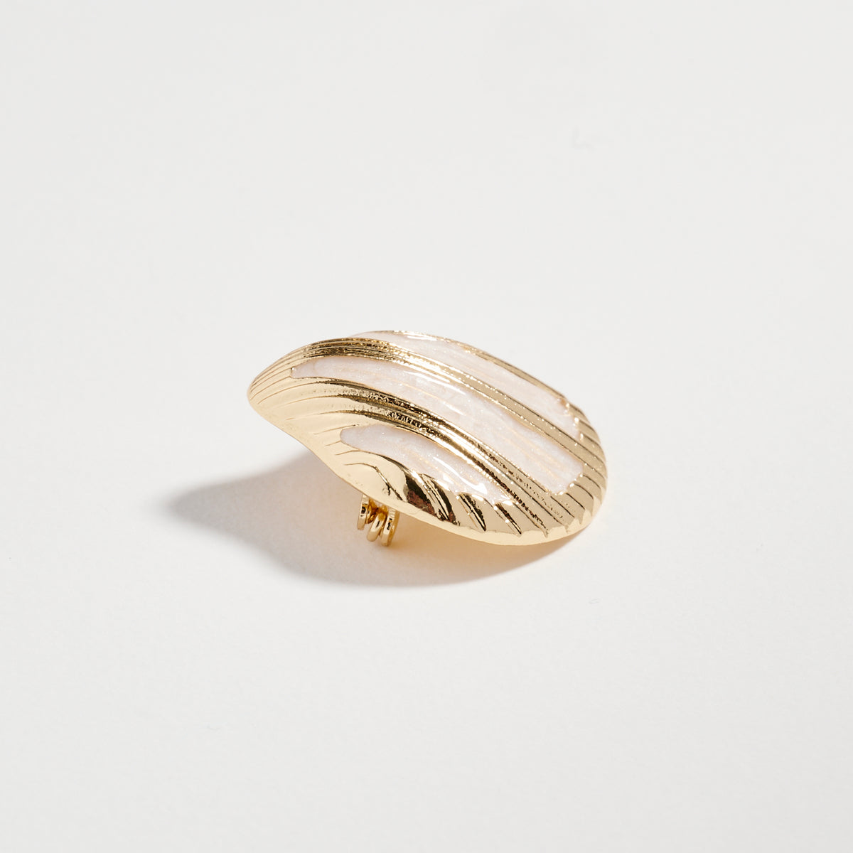 Gold Tone Clamshell Brooch with Pearl Enamel Detail – Elegant Coastal Statement Pin