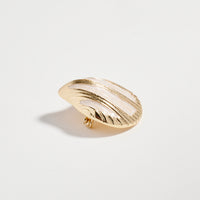 Gold Tone Clamshell Brooch with Pearl Enamel Detail – Elegant Coastal Statement Pin