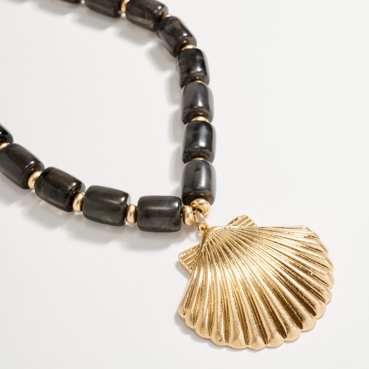 Gold Seashell Pendant Beaded Necklace – Chunky Resin Barrel Beads with Adjustable Chain, Coastal Statement Jewelry for Women
