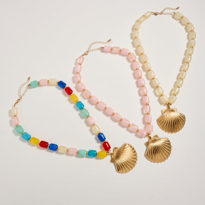 Gold Seashell Pendant Beaded Necklace – Chunky Resin Barrel Beads with Adjustable Chain, Coastal Statement Jewelry for Women