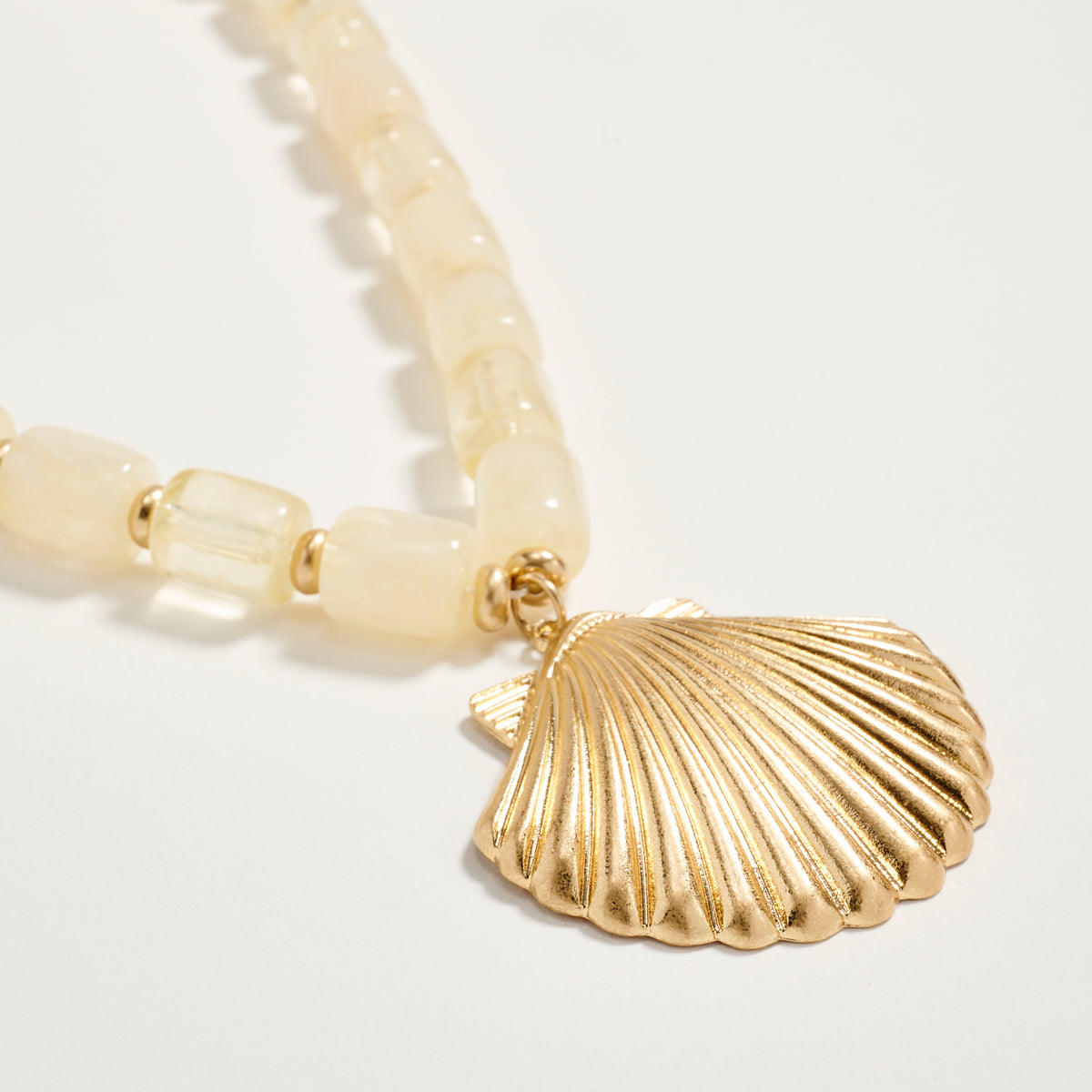 Gold Seashell Pendant Beaded Necklace – Chunky Resin Barrel Beads with Adjustable Chain, Coastal Statement Jewelry for Women
