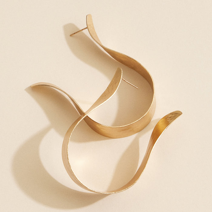 Gold-Tone Sculptural Wave Hoop Earrings – Bold & Modern Statement Earrings