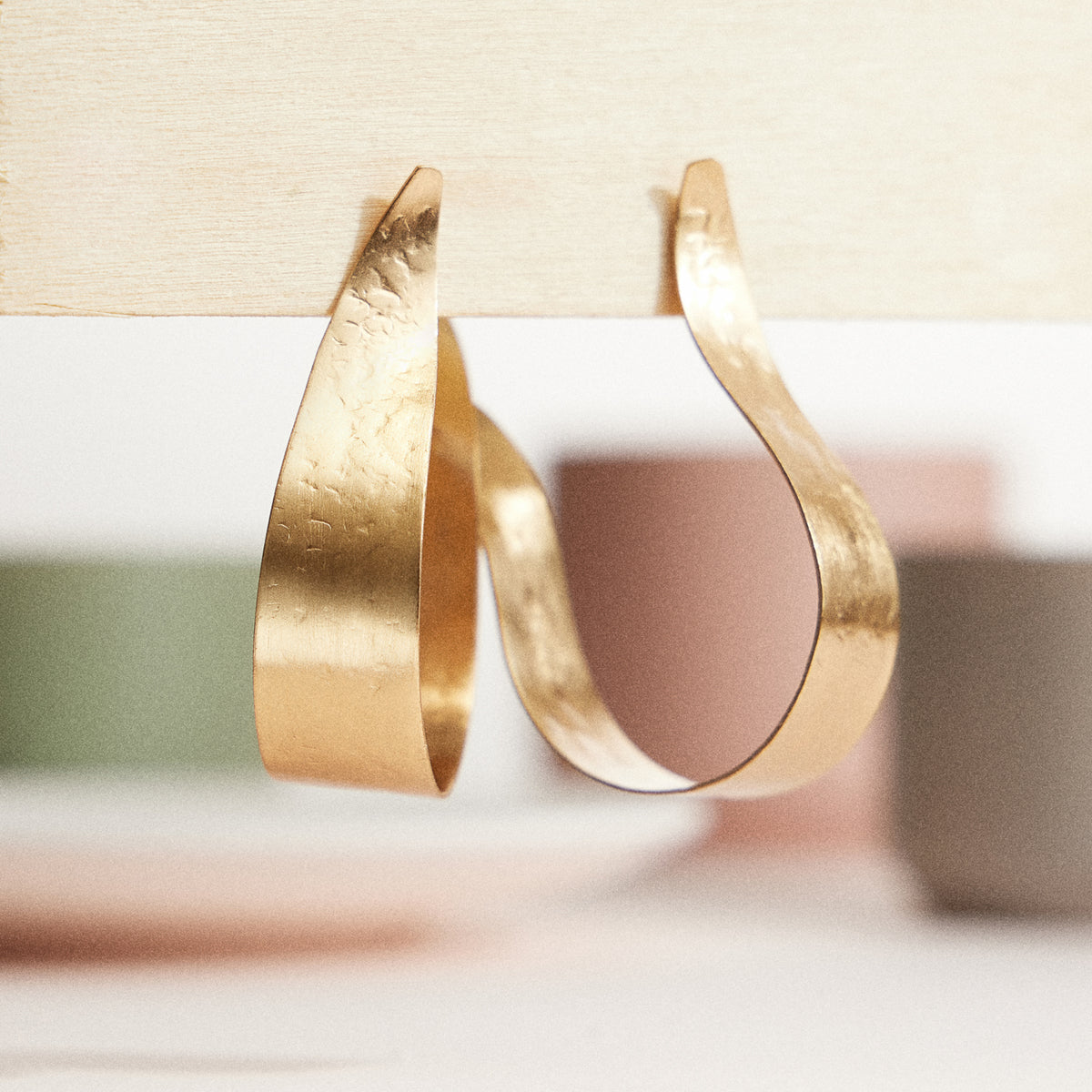 Gold-Tone Sculptural Wave Hoop Earrings – Bold & Modern Statement Earrings