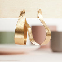 Gold-Tone Sculptural Wave Hoop Earrings – Bold & Modern Statement Earrings