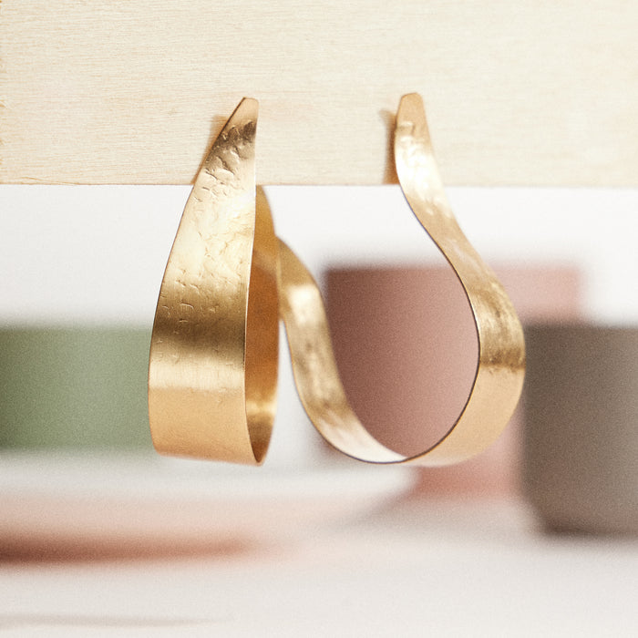 Gold-Tone Sculptural Wave Hoop Earrings – Bold & Modern Statement Earrings