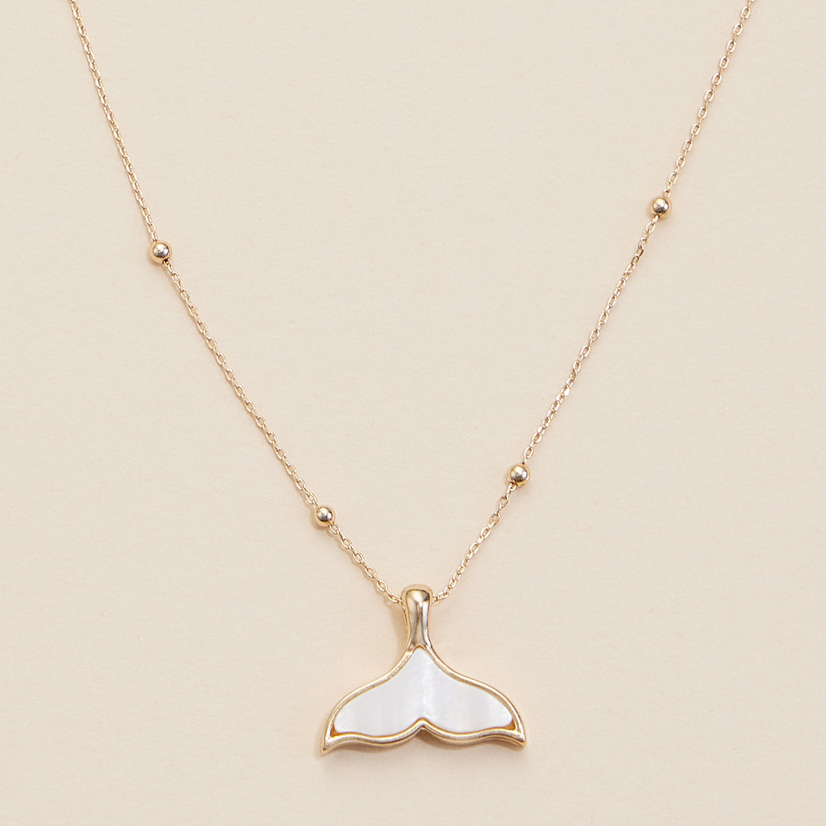 Whale Tale Shell Charm Short Necklace