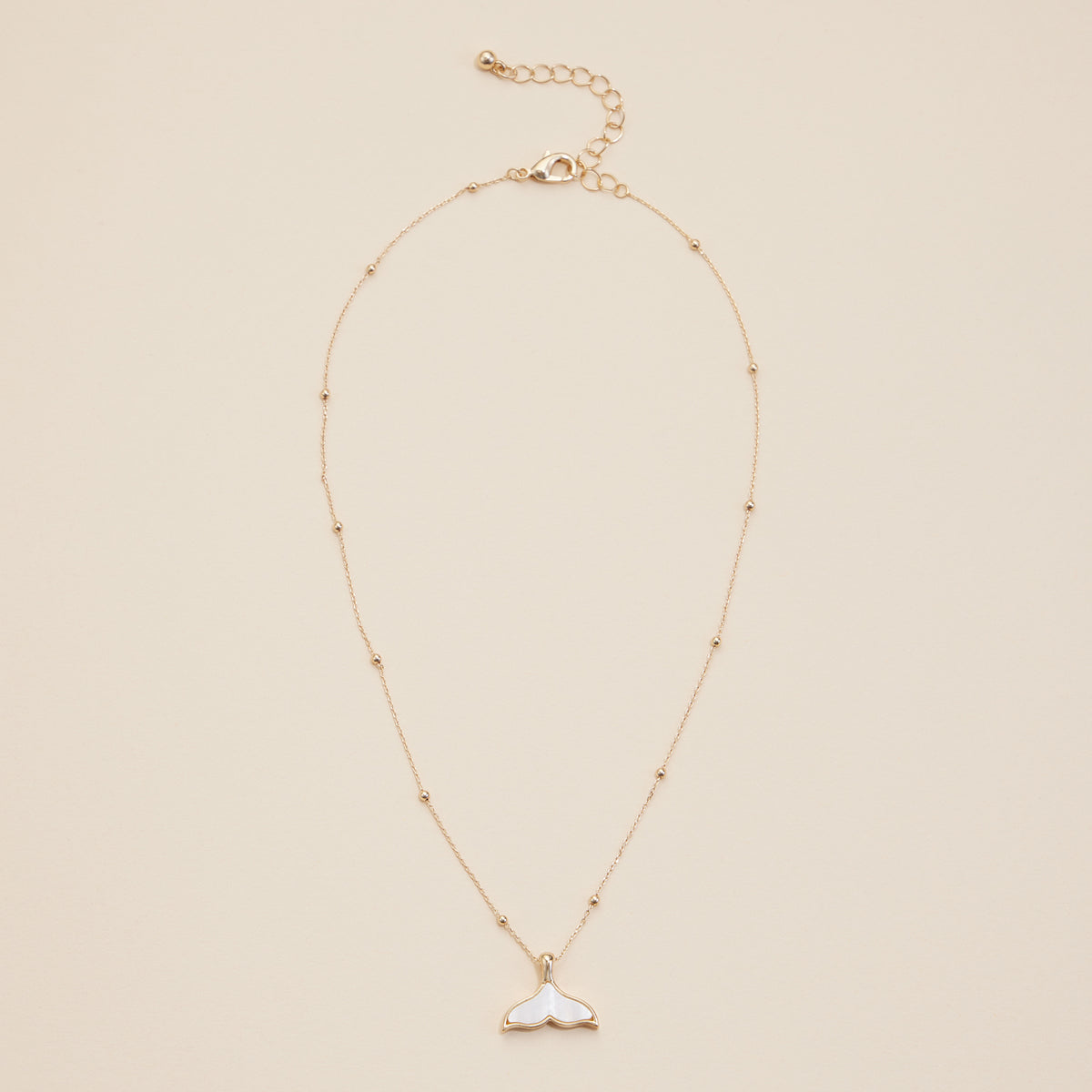 Whale Tale Shell Charm Short Necklace