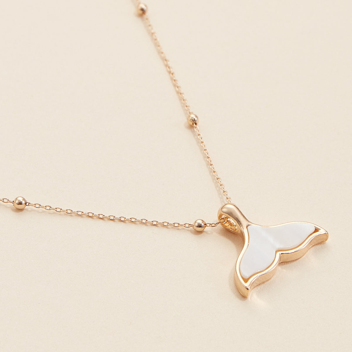 Whale Tale Shell Charm Short Necklace