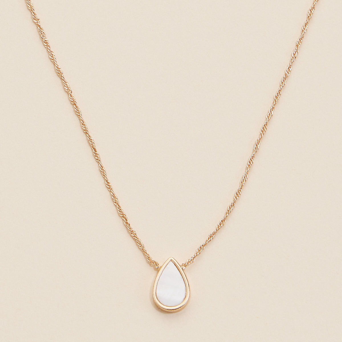Tear Drop Shell Charm Short Necklace